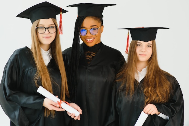Jeunes étudiantes en robe célébrant leur diplôme