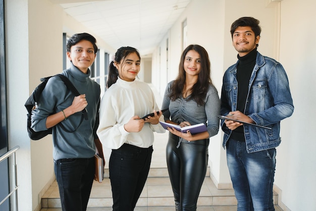 Jeunes étudiants asiatiques indiens.