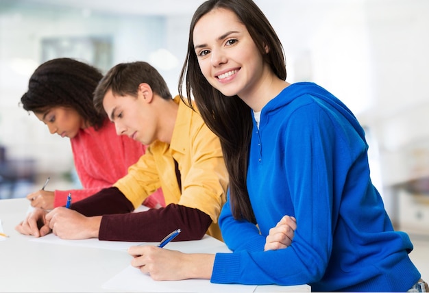 Jeunes étudiants écrivant des notes en classe