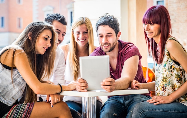 Jeunes étudiants à l'extérieur