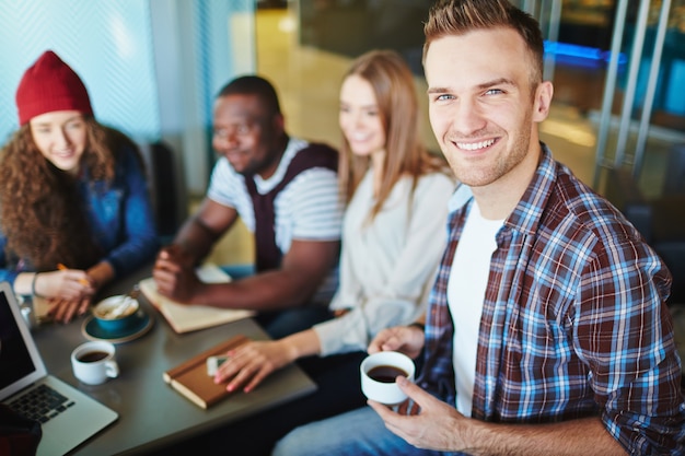 jeunes étudiants heureux occasionnels personne