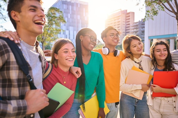 De jeunes étudiants multiraciaux heureux posant ensemble pour une photo.