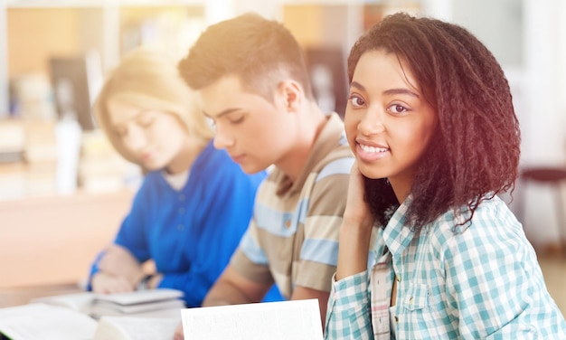 Jeunes étudiants qui étudient sur fond