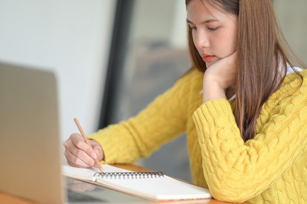 Jeunes étudiants Qui Passent En Revue Les Leçons Pour Se Préparer Aux Examens.