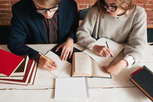 Les jeunes étudiants récapitulent le texte