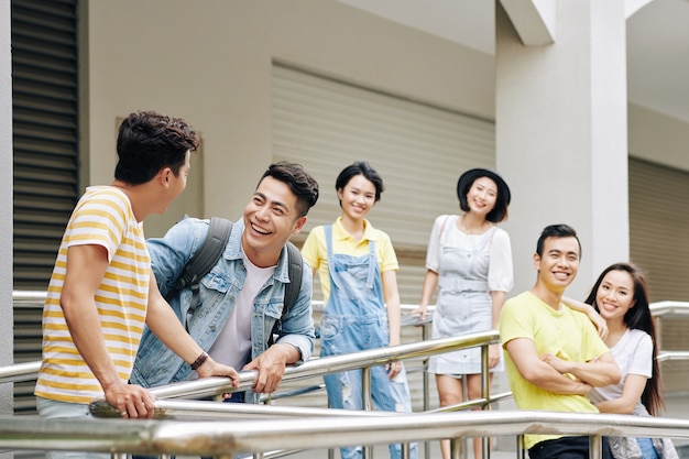 Jeunes étudiants Universitaires Asiatiques