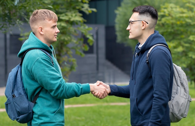 jeunes étudiants universitaires dans le parc d'été