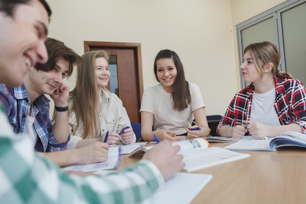 Les jeunes étudient ensemble