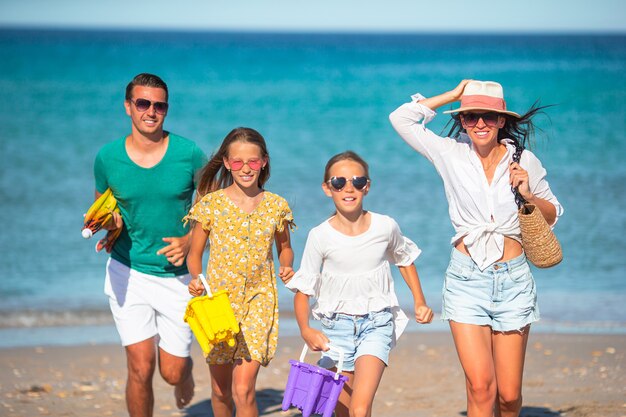 Les jeunes familles en vacances s'amusent beaucoup