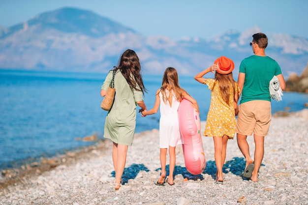 Les jeunes familles en vacances s'amusent beaucoup