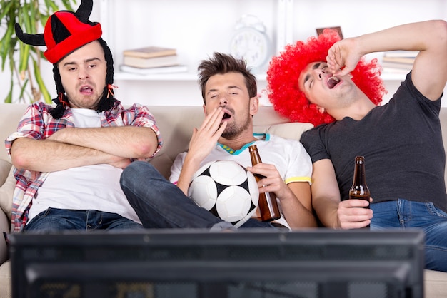 Les jeunes fans se sont endormis en regardant un match de football.