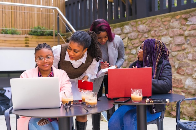 Jeunes femmes d'affaires d'origine noire lors d'une réunion d'affaires dans une cafétéria