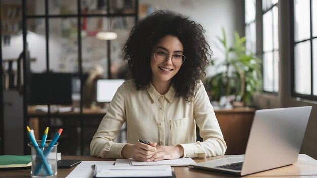 De jeunes femmes d'affaires qui travaillent dans son bureau.