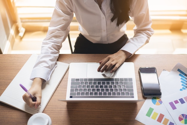 Jeunes femmes d'affaires travaillant avec un ordinateur portable dans le café, concept d'entreprise