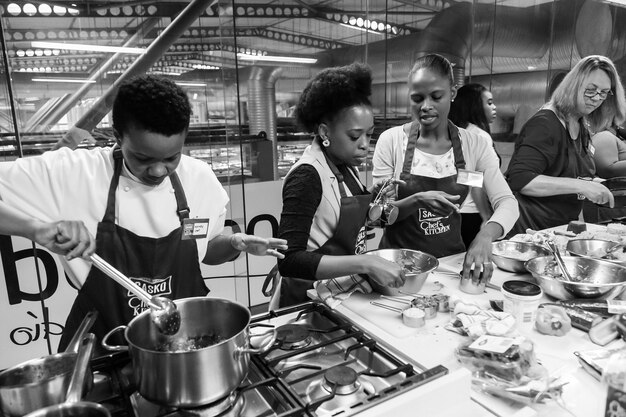 Photo de jeunes femmes africaines apprennent à cuisiner et à faire des gâteaux dans un cours de cuisine