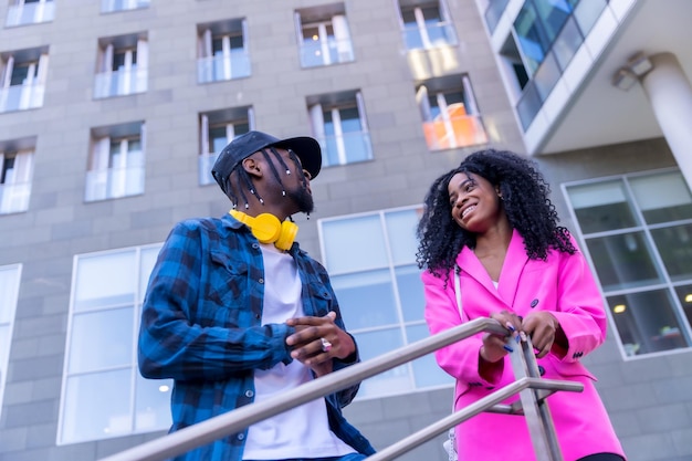 Jeunes femmes afro-américaines parlant dans la ville sur des escaliers s'amusant