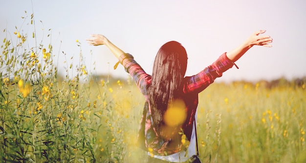 Les jeunes femmes aiment et tombent amoureuses de la belle nature.