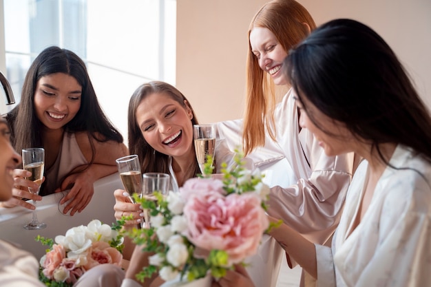 Photo jeunes femmes appréciant l'enterrement de vie de jeune fille