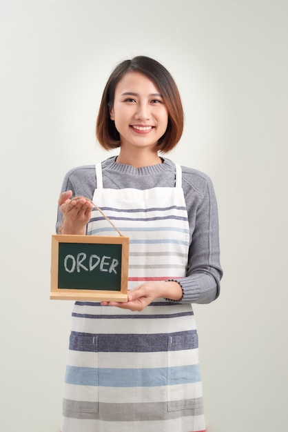 Jeunes Femmes Asiatiques Barista Tenant Le Menu Du Tableau Sur Blanc