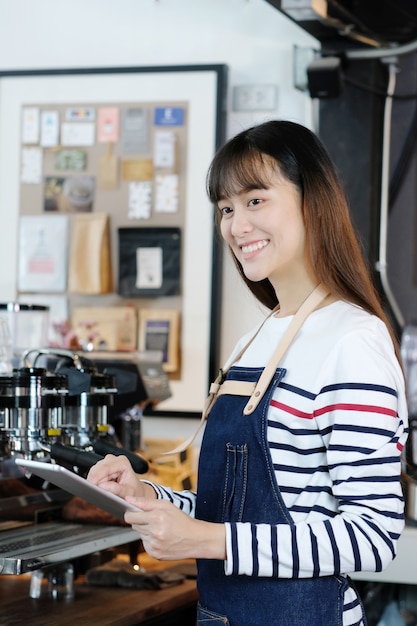 Jeunes femmes asiatiques, concept de l&#39;industrie alimentaire et des boissons