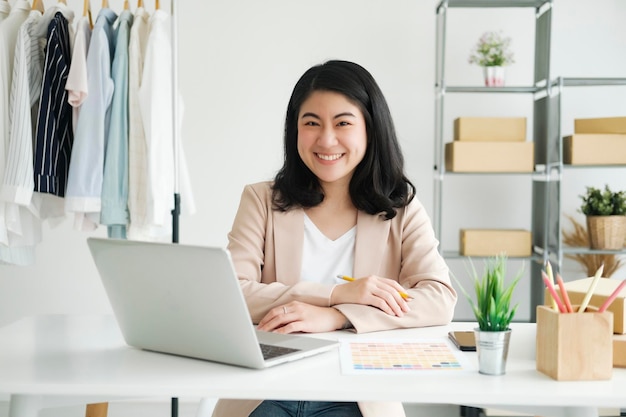 Jeunes femmes asiatiques heureuses après avoir reçu une nouvelle commande du client