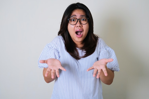 Photo jeunes femmes asiatiques montrant un geste déçu