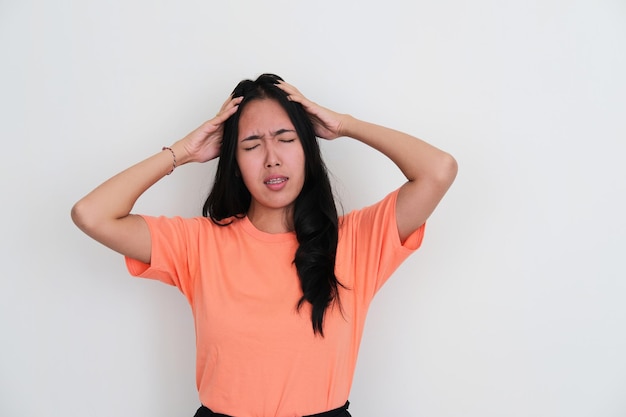 Jeunes femmes asiatiques montrant un geste de stress