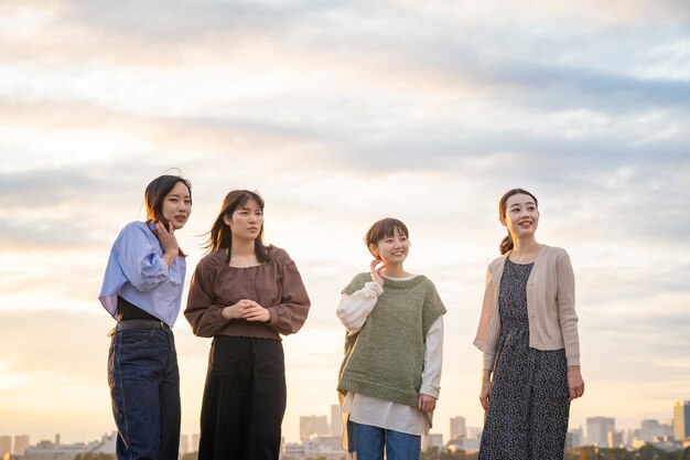 jeunes femmes asiatiques regardant le paysage lointain en soirée