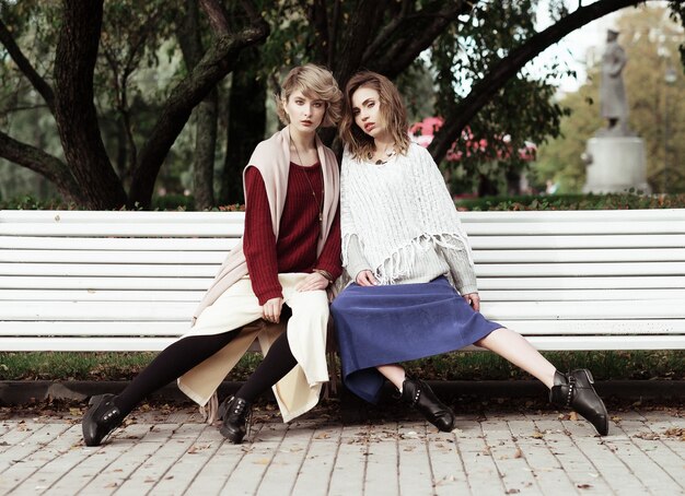 Jeunes femmes assises sur un banc