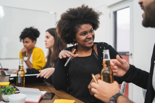 Des jeunes femmes assises à table à la maison.