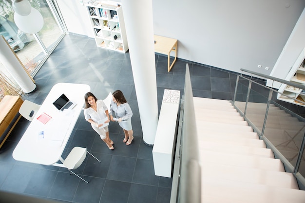 Jeunes femmes au bureau