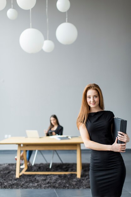 Jeunes femmes au bureau