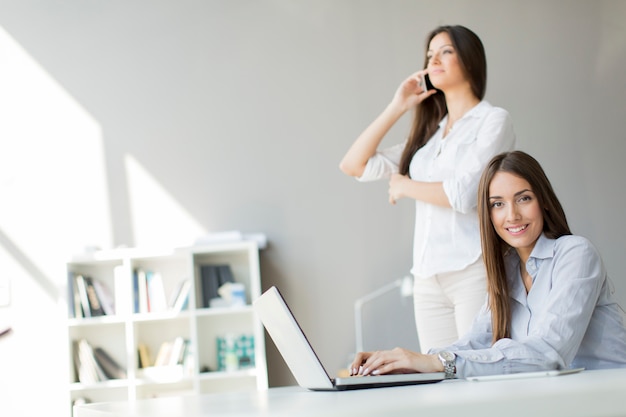 Jeunes femmes au bureau