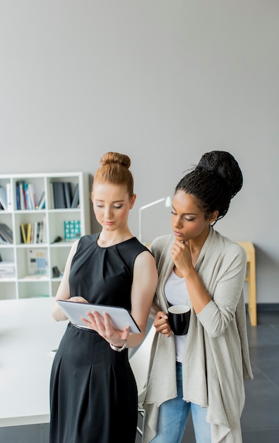 Jeunes femmes au bureau