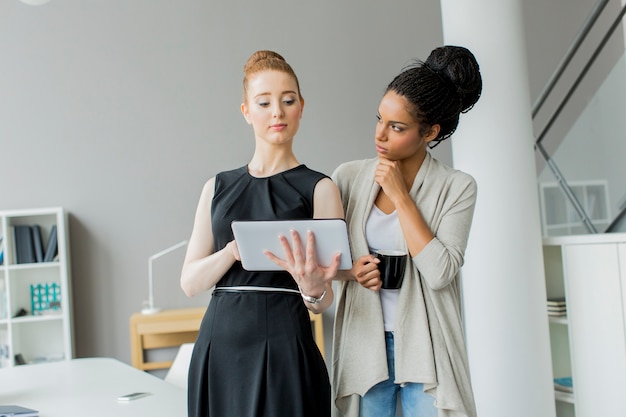 Jeunes femmes au bureau