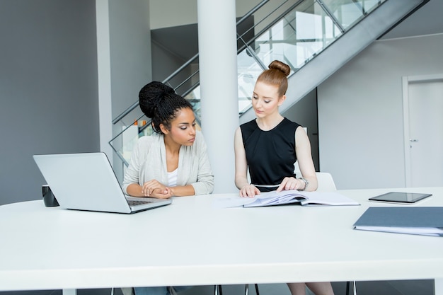 Jeunes femmes au bureau