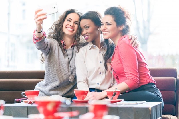 Jeunes Femmes Au Café Prenant Selfie