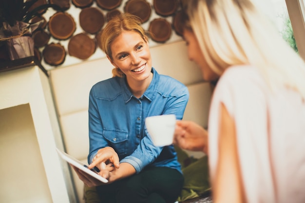 Jeunes femmes au café