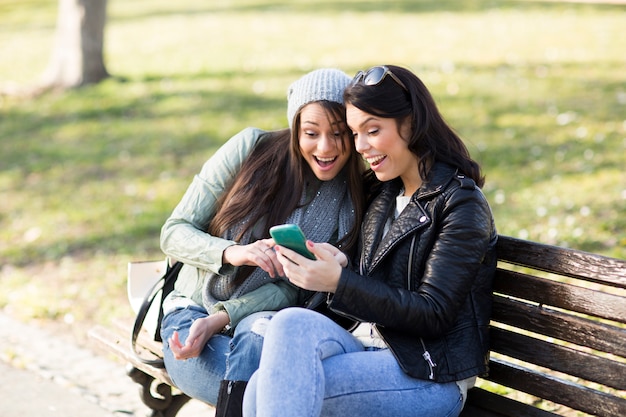 Jeunes femmes sur le banc