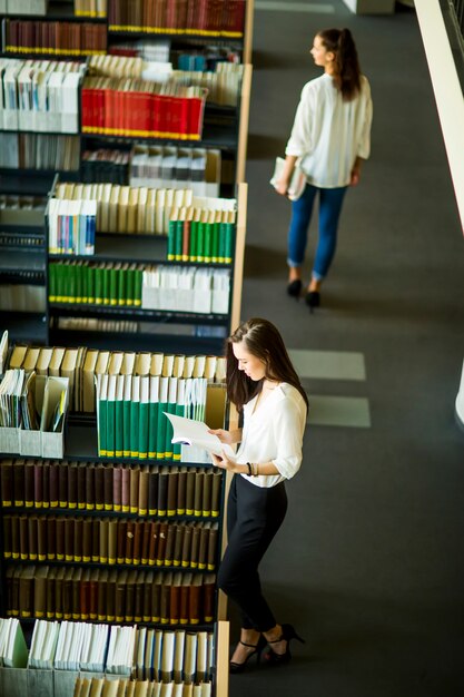 Jeunes femmes à la bibliothèque