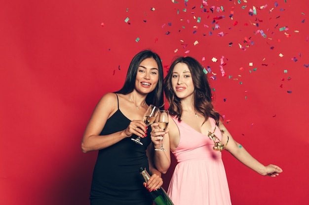 Jeunes femmes avec une coupe de champagne à la célébration