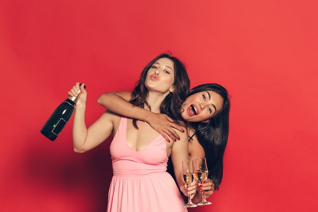 Jeunes femmes avec une coupe de champagne à la célébration