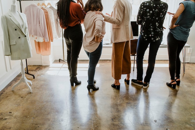 Jeunes femmes créatrices dans une boutique