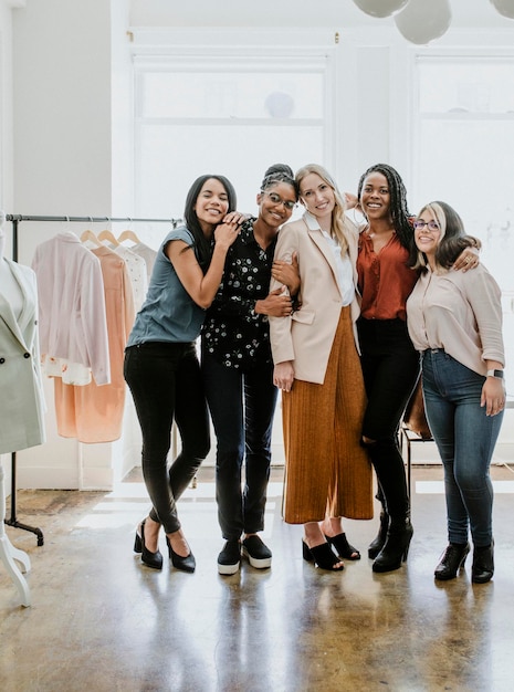 Jeunes femmes créatrices dans une boutique