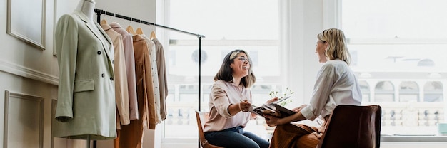 Jeunes femmes créatrices dans une boutique