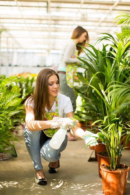 Jeunes femmes dans le jardin de fleurs