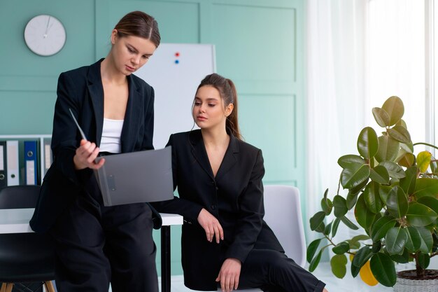 Les jeunes femmes dirigeantes vérifient les états financiers à partir de documents papier