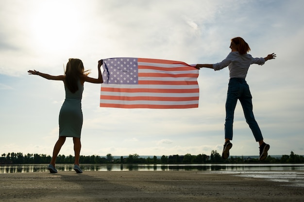 Jeunes femmes avec drapeau national des USA