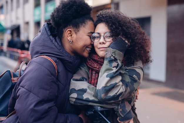 jeunes femmes embrassant dans la rue