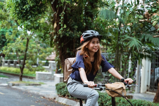 Jeunes femmes, équitation, plier, vélos, route